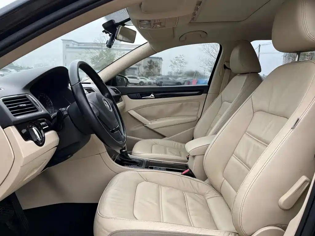 VOLKSWAGEN PASSAT 2012