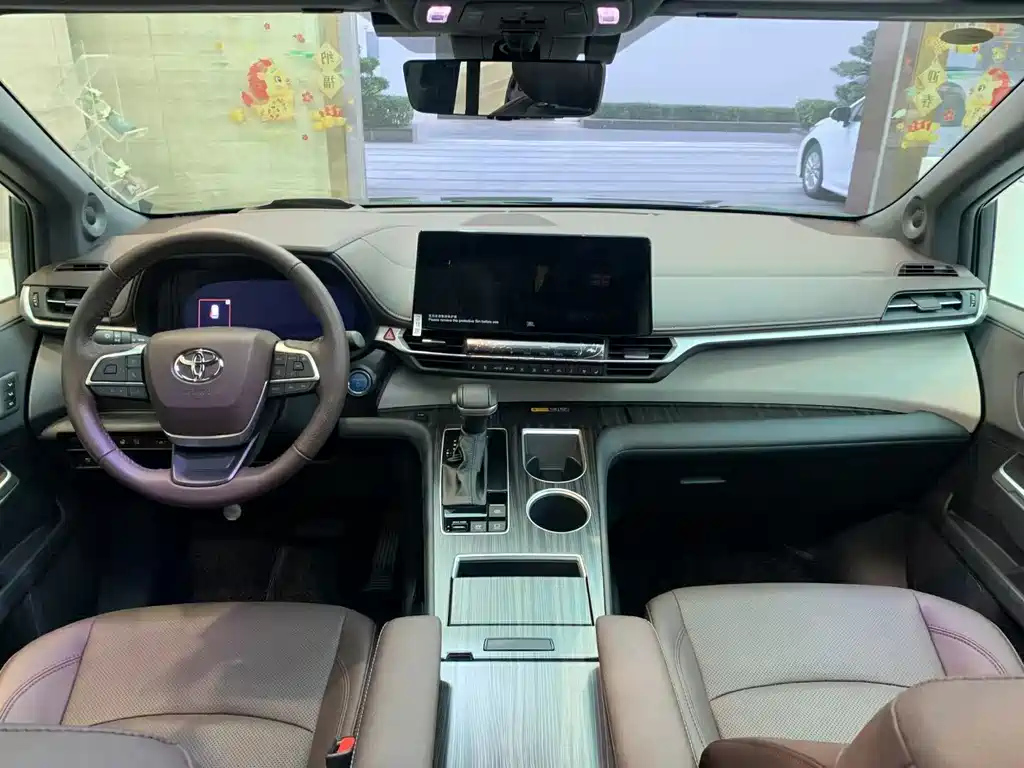 TOYOTA GRANVIA 2023