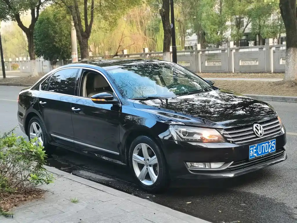 VOLKSWAGEN PASSAT 2012