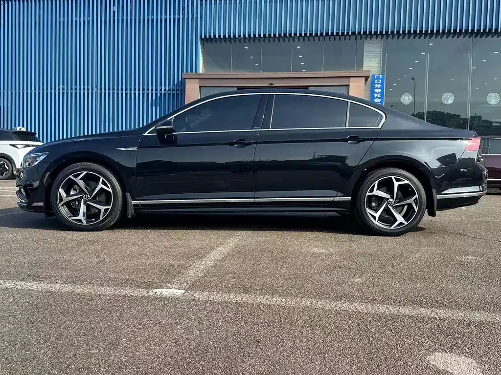 VOLKSWAGEN MAGOTAN 2023