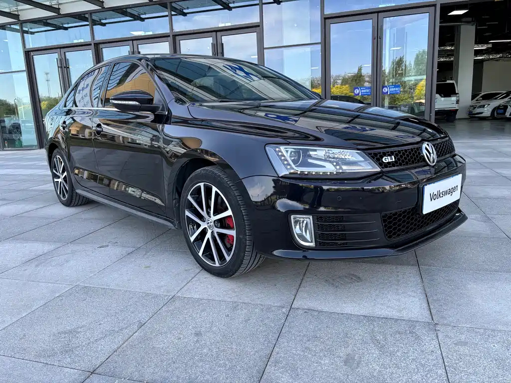 VOLKSWAGEN SAGITAR 2013