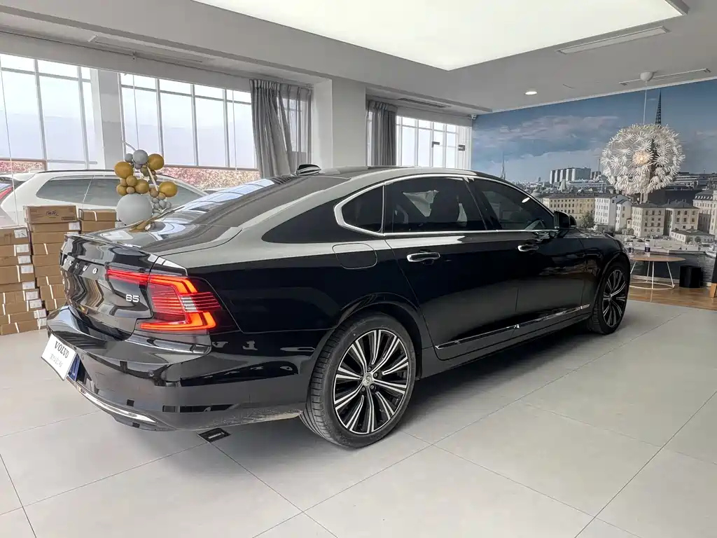 VOLVO S90 2023