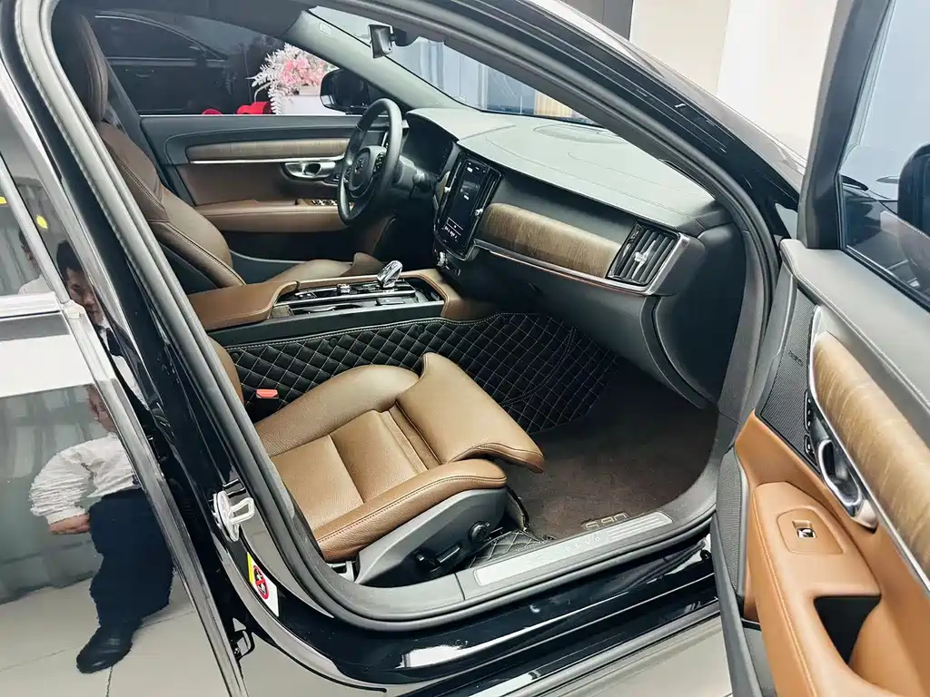 VOLVO S90 2023