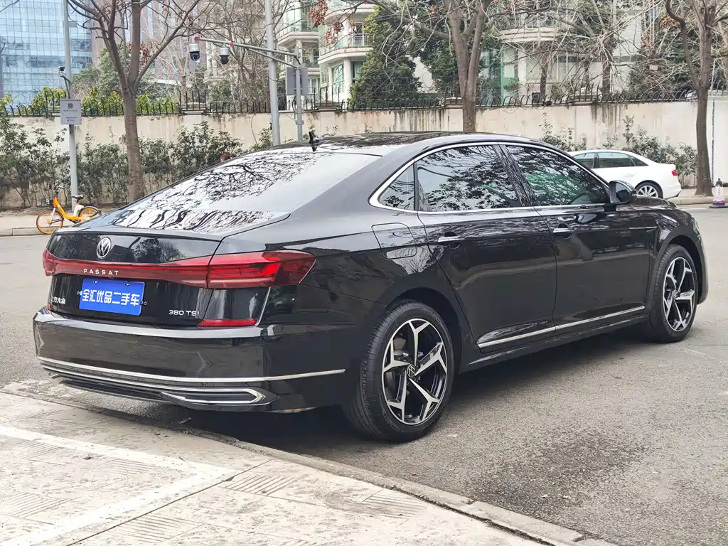 VOLKSWAGEN PASSAT 2024