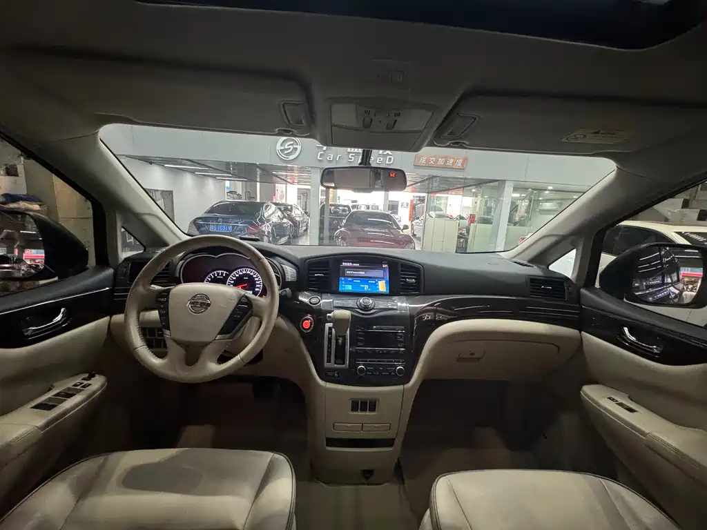 NISSAN QUEST 2017