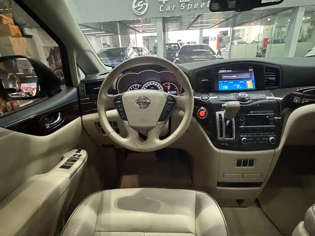 NISSAN QUEST 2017