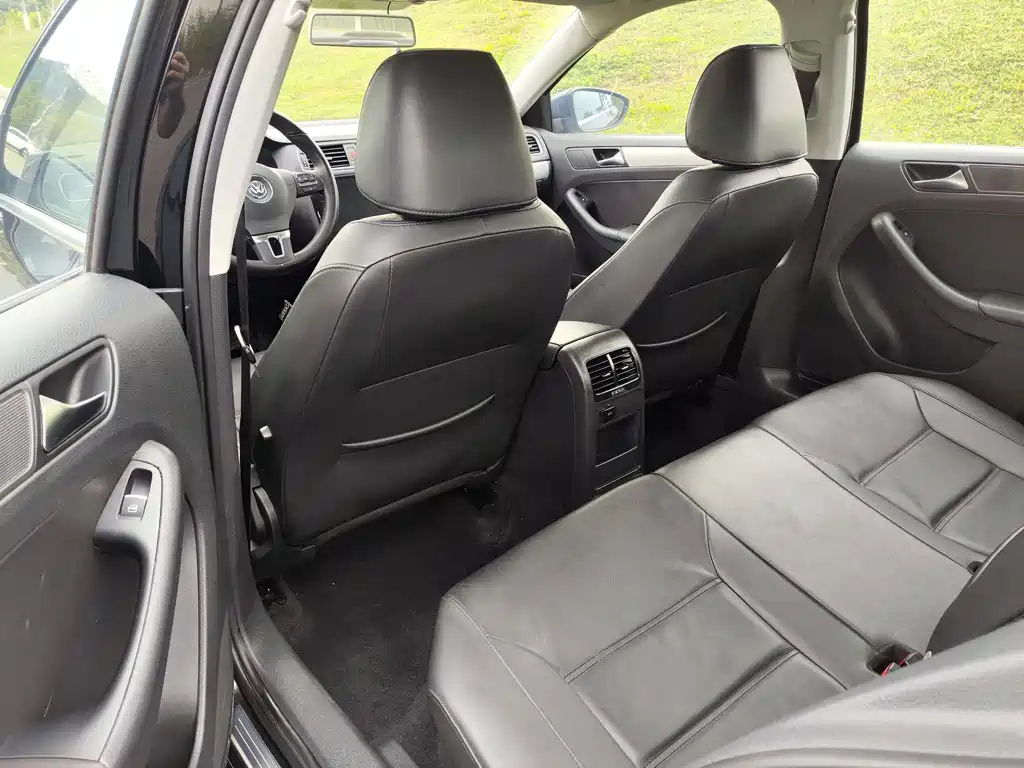 VOLKSWAGEN SAGITAR 2014