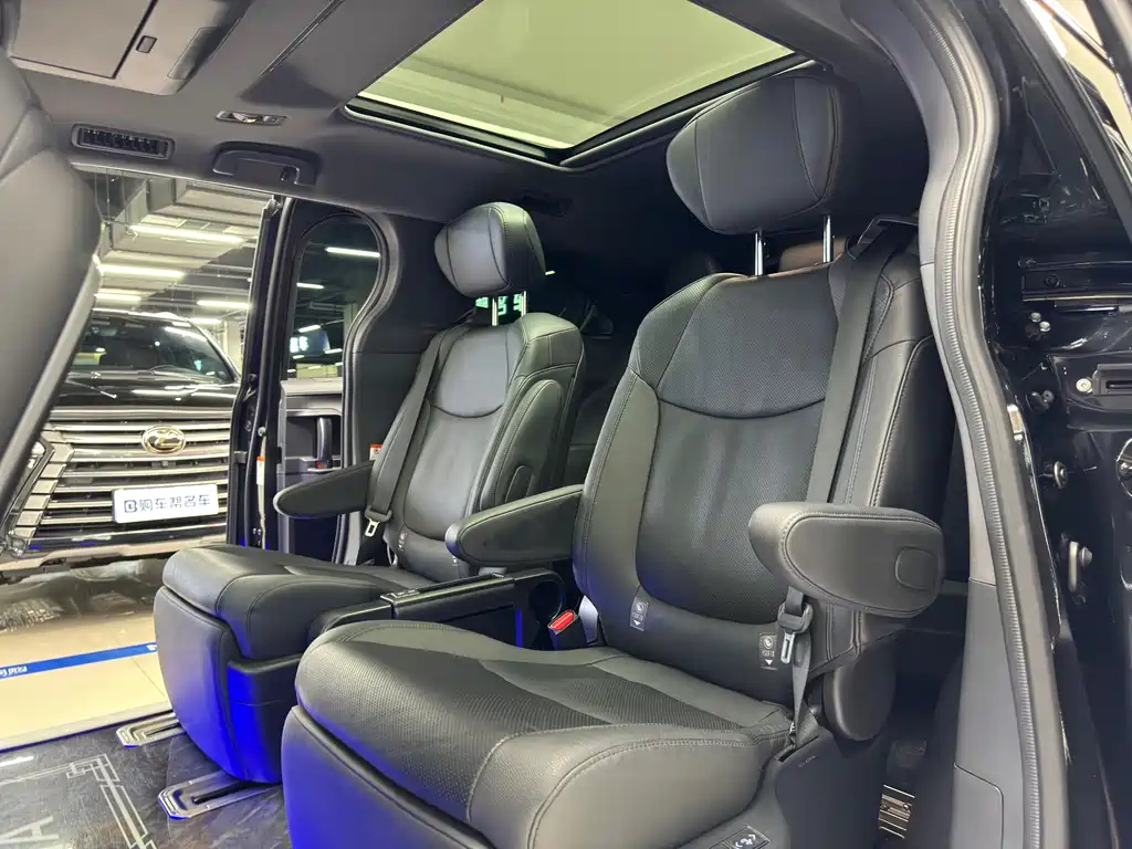 TOYOTA GRANVIA 2023