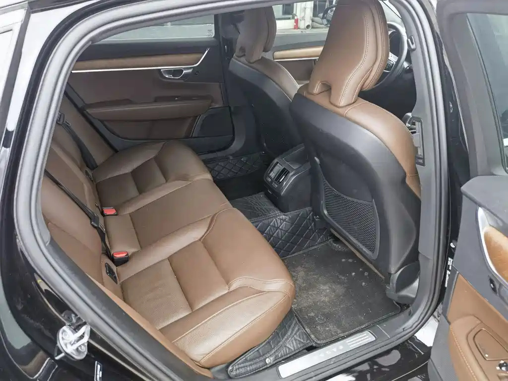 VOLVO S90 2023