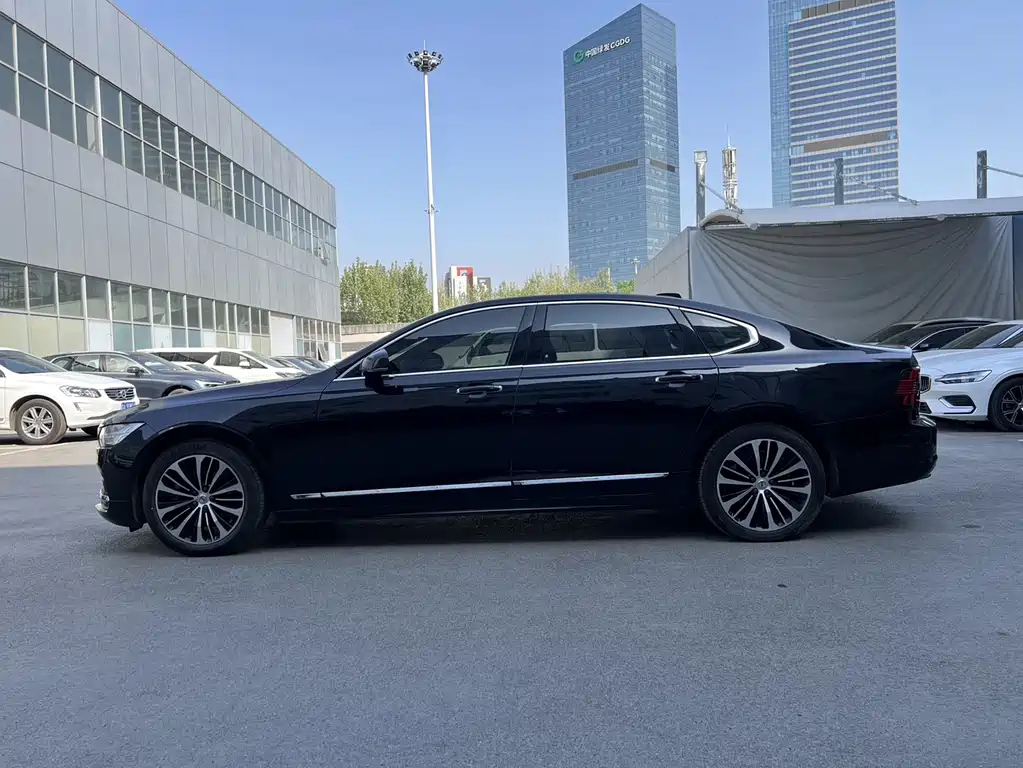 VOLVO S90 2023