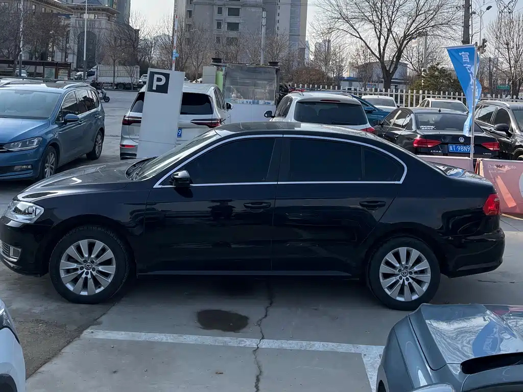 VOLKSWAGEN LAVIDA 2015