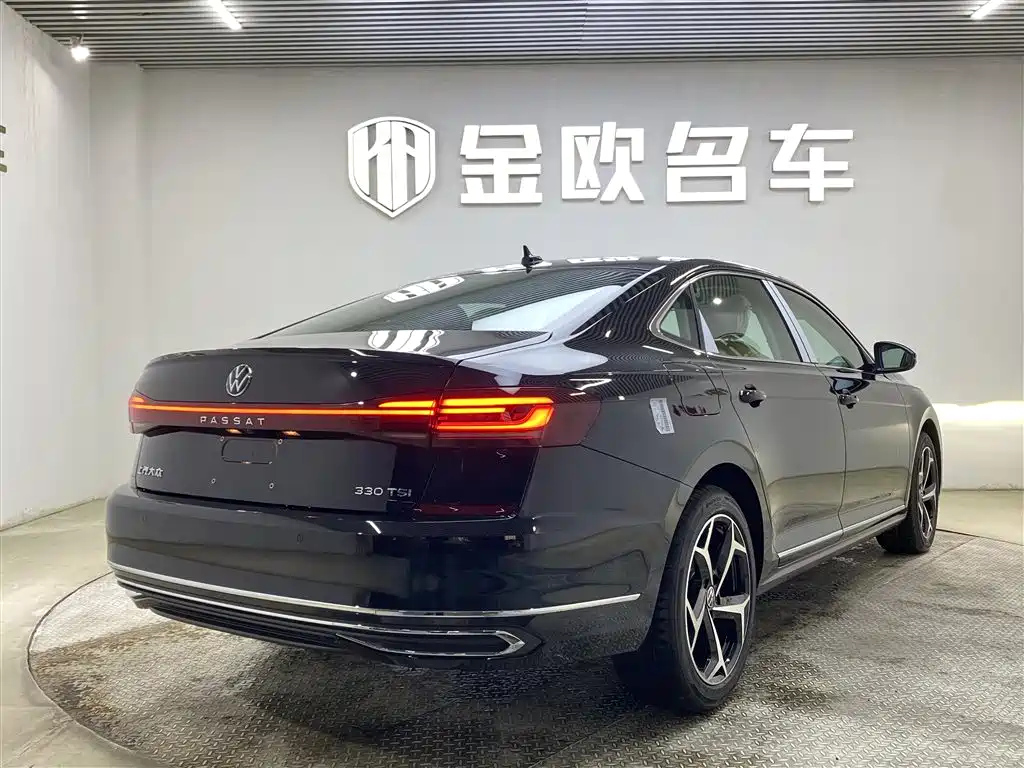 VOLKSWAGEN PASSAT 2024