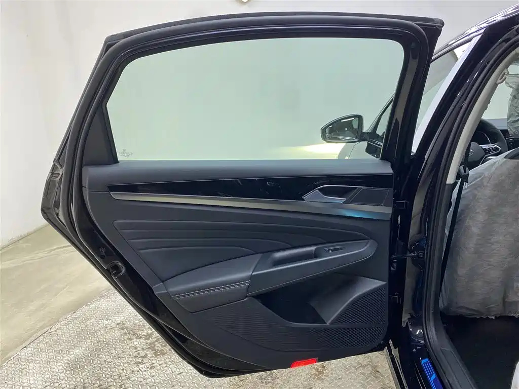 VOLKSWAGEN PASSAT 2024