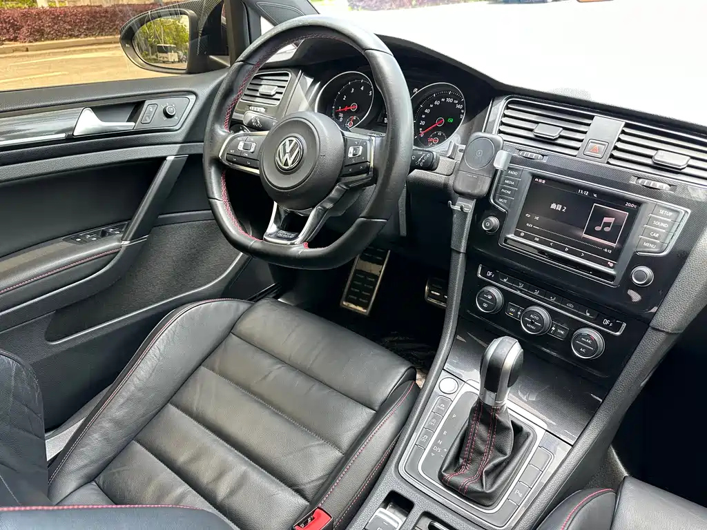 VOLKSWAGEN GOLF 2016