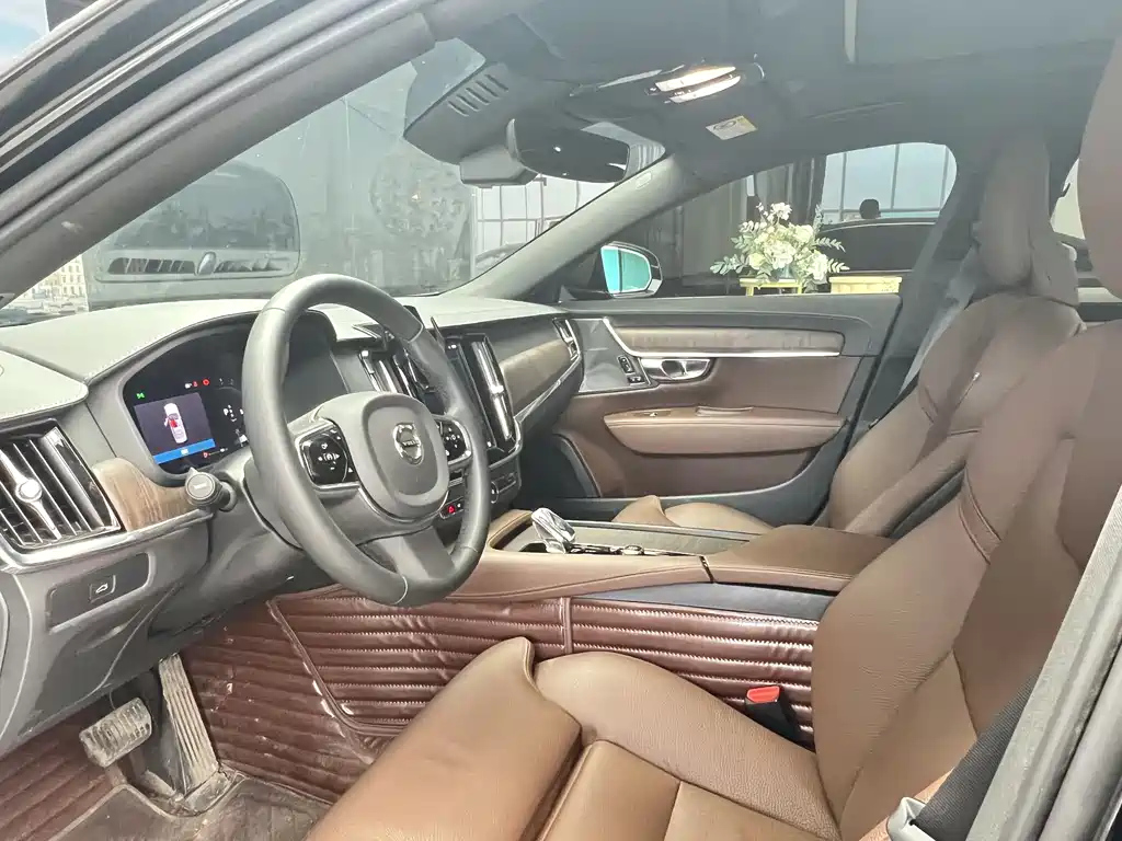 VOLVO S90 2023