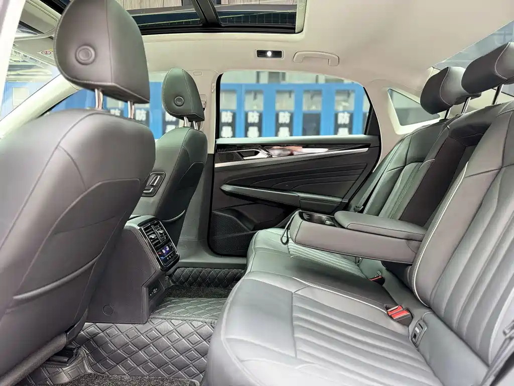 VOLKSWAGEN PASSAT 2023