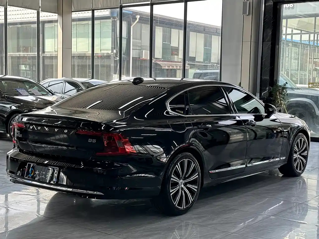 VOLVO S90 2023