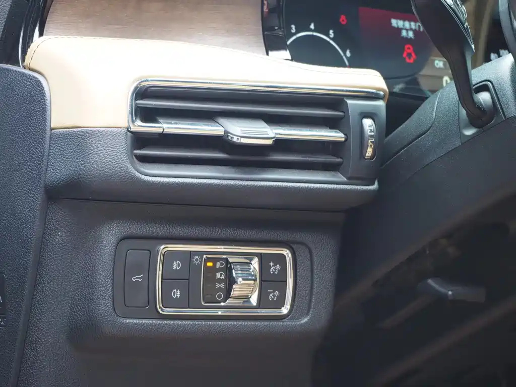 LINCOLN ADVENTURER 2020