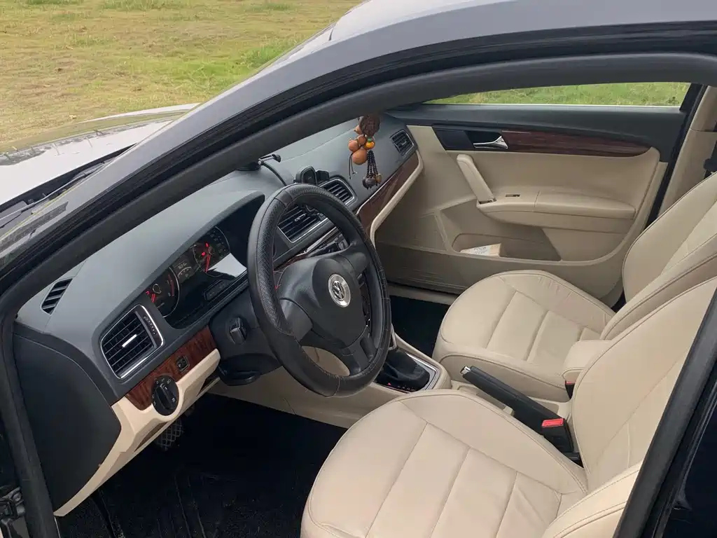 VOLKSWAGEN LAVIDA 2014