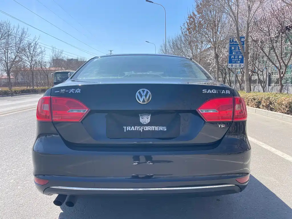 VOLKSWAGEN SAGITAR 2015