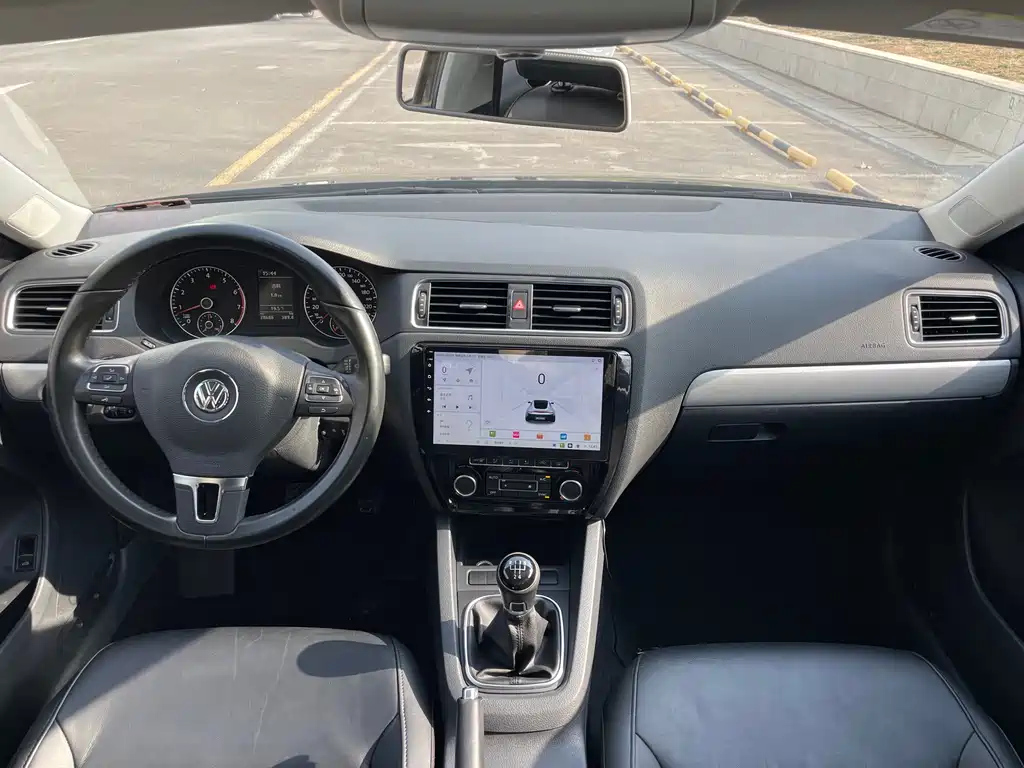 VOLKSWAGEN SAGITAR 2015