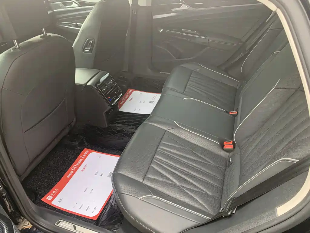 VOLKSWAGEN PASSAT 2023