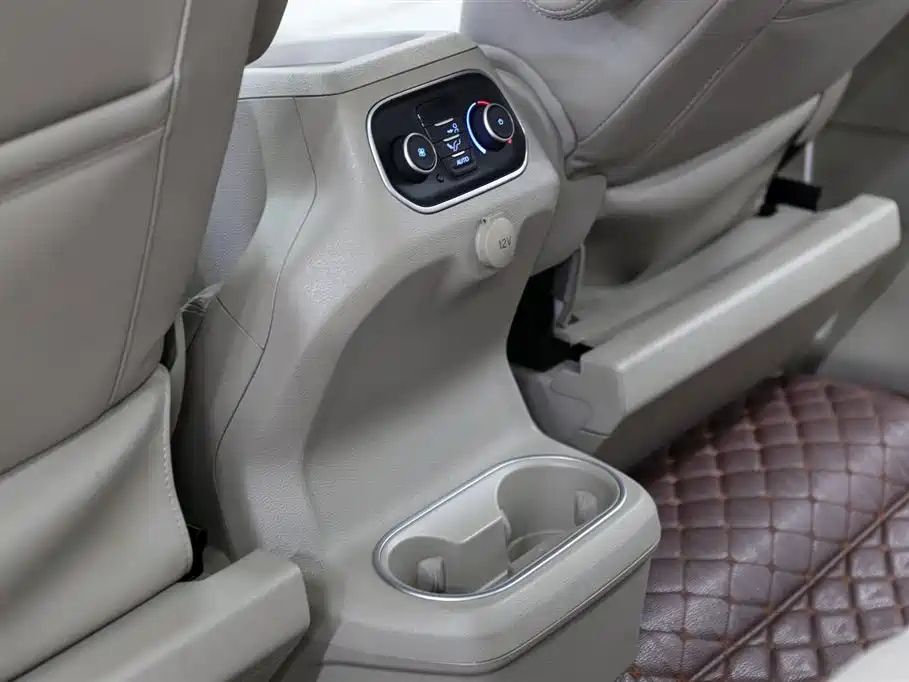 FORD TOUREO 2016