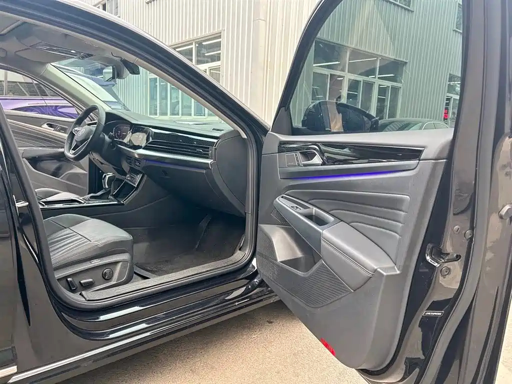 VOLKSWAGEN PASSAT 2023