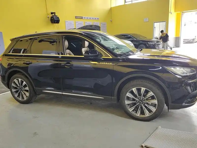 LINCOLN ADVENTURER 2021