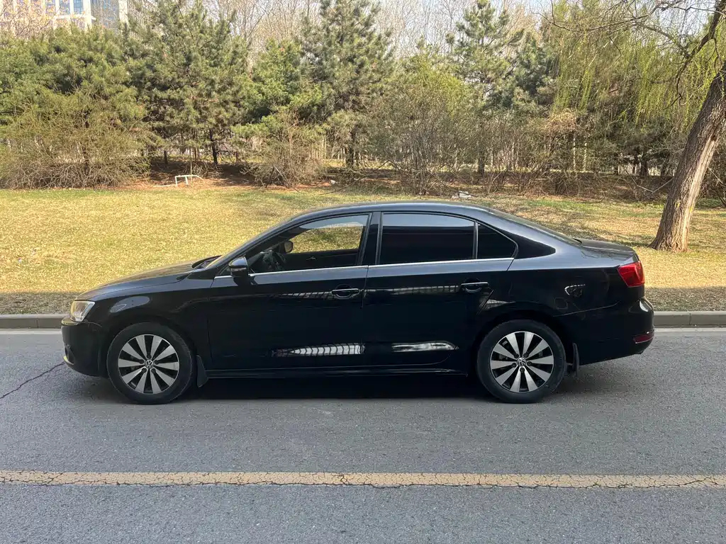 VOLKSWAGEN SAGITAR 2013
