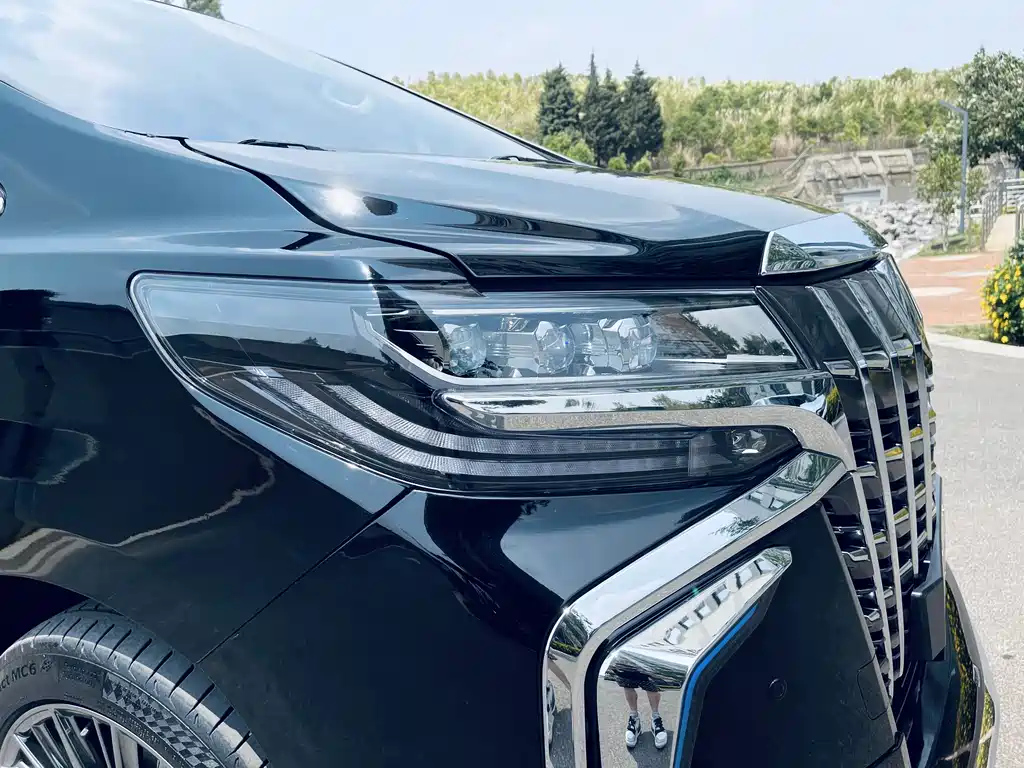 TOYOTA ALPHARD 2011