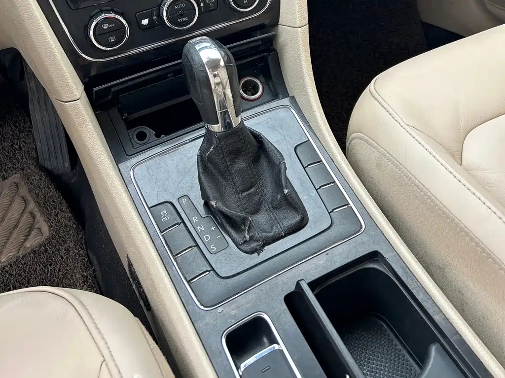 VOLKSWAGEN PASSAT 2012