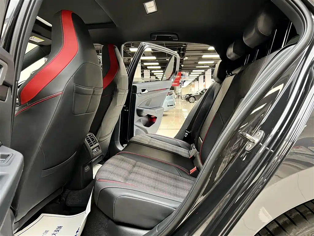VOLKSWAGEN GOLF 2022