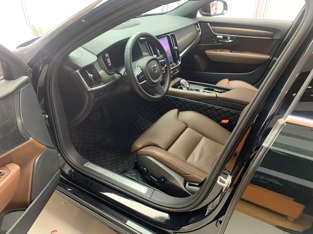 VOLVO S90 2023