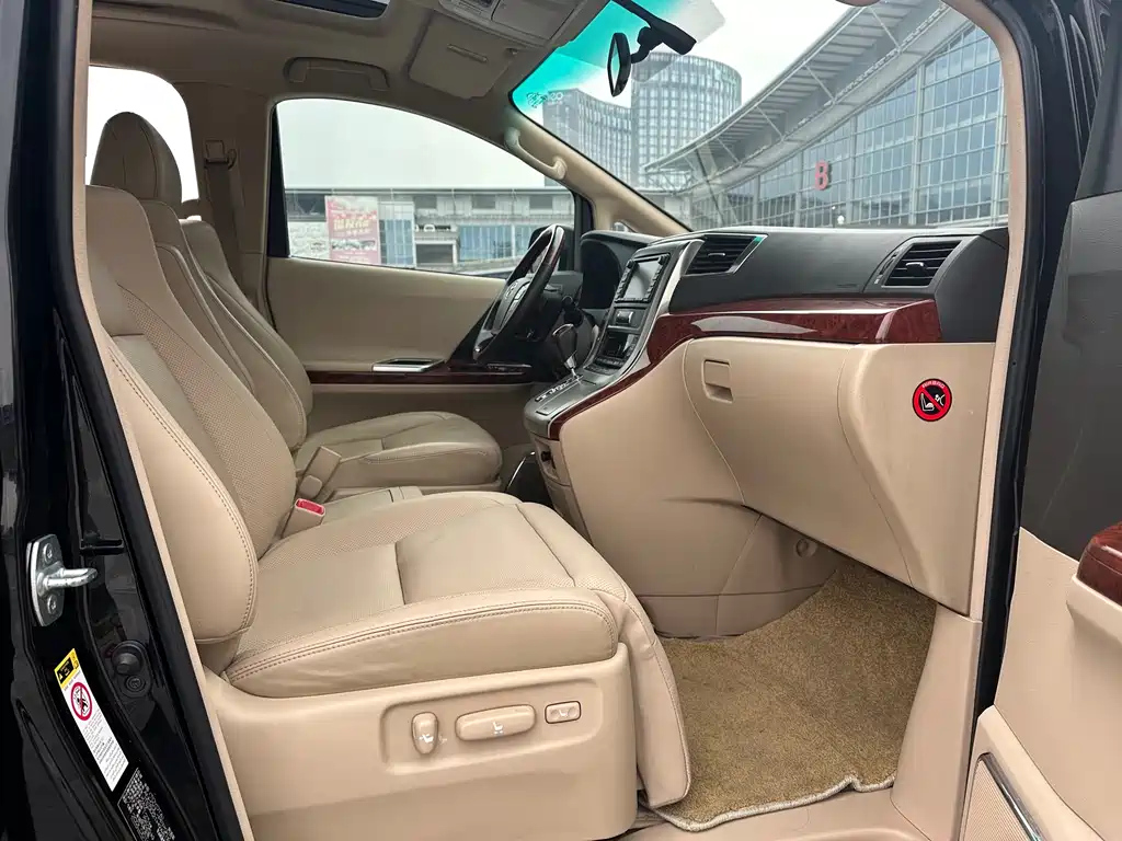 TOYOTA ALPHARD 2011