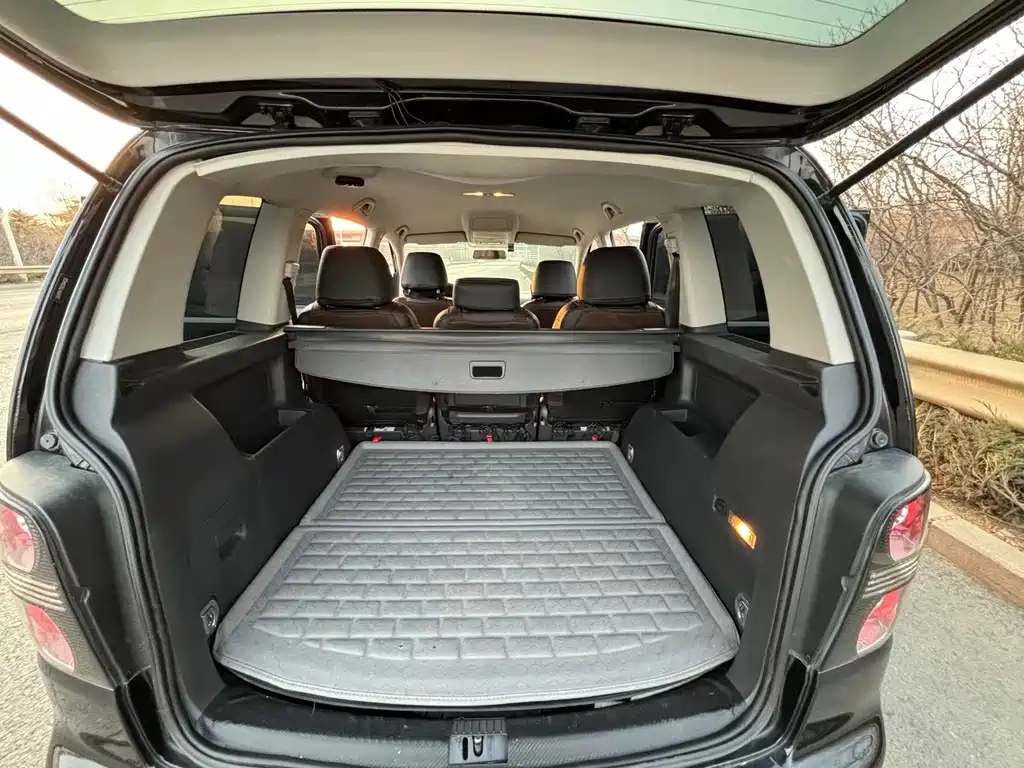VOLKSWAGEN TOURAN 2014