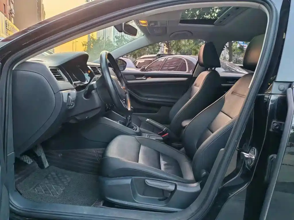 VOLKSWAGEN SAGITAR 2018