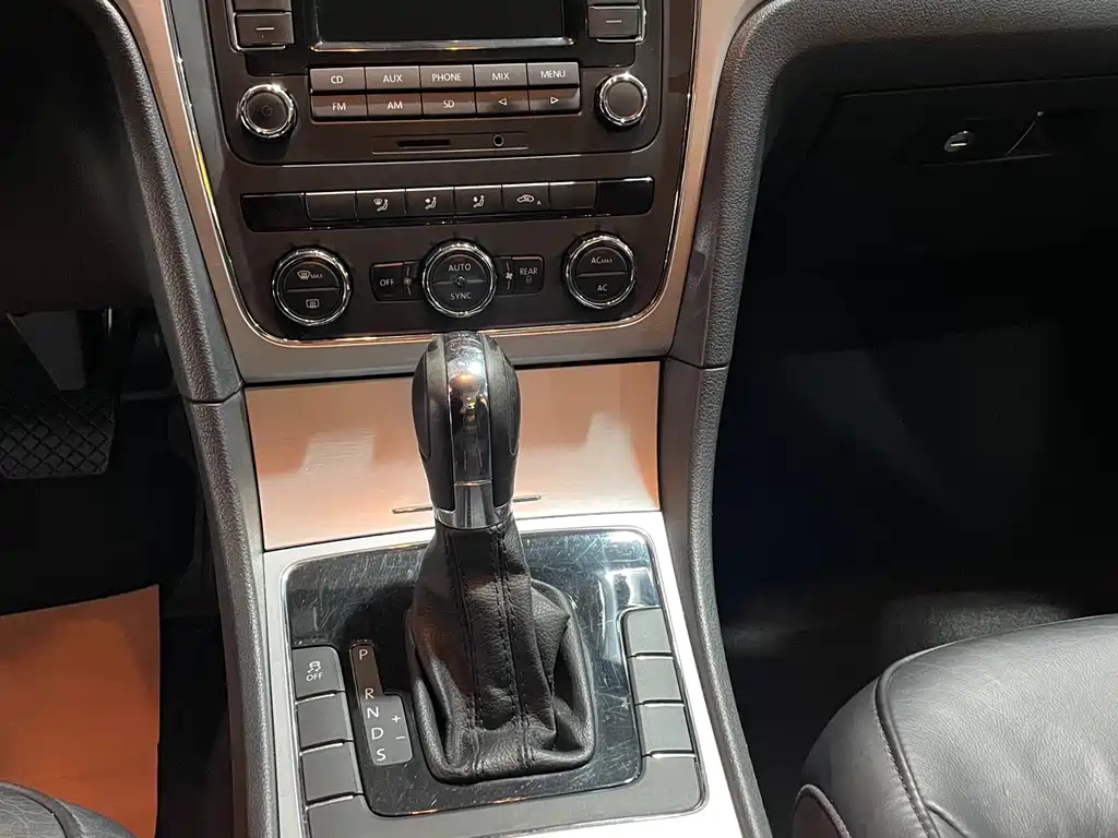 VOLKSWAGEN PASSAT 2011