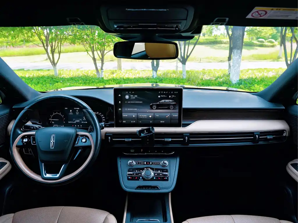 LINCOLN ADVENTURER 2020