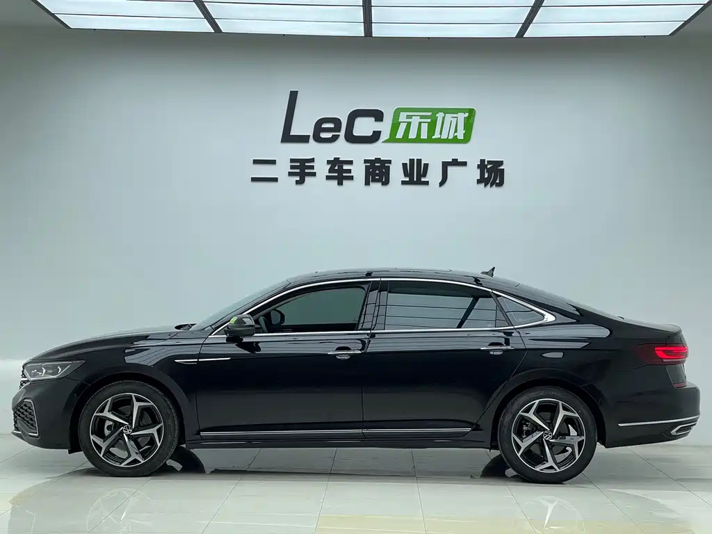 VOLKSWAGEN PASSAT 2023