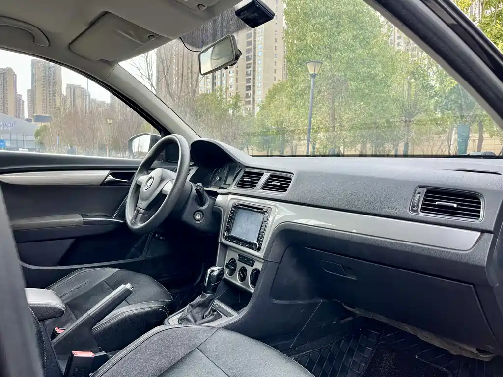 VOLKSWAGEN LAVIDA 2015