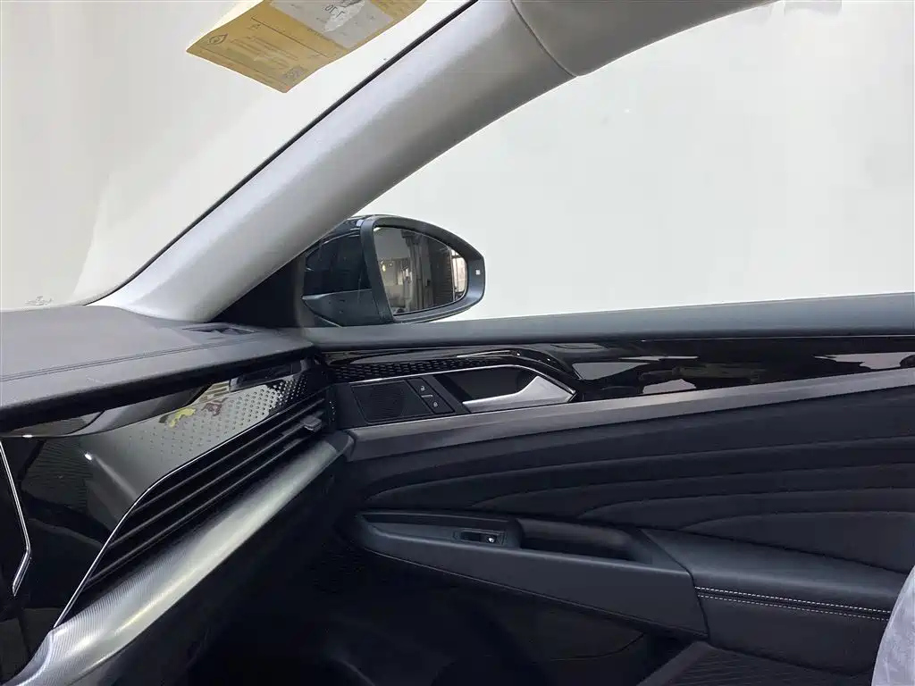 VOLKSWAGEN PASSAT 2024