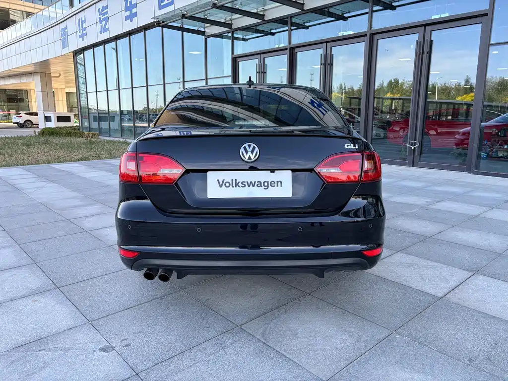 VOLKSWAGEN SAGITAR 2013