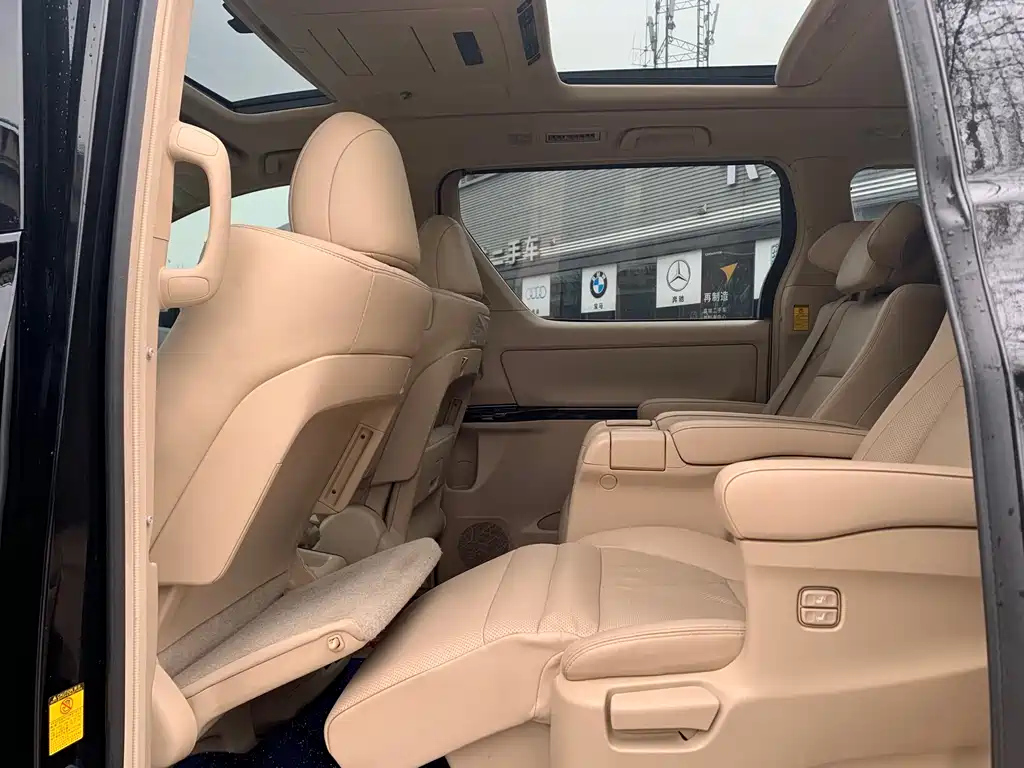 TOYOTA ALPHARD 2012