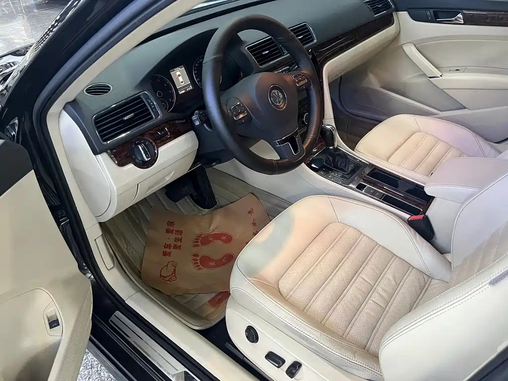VOLKSWAGEN PASSAT 2012