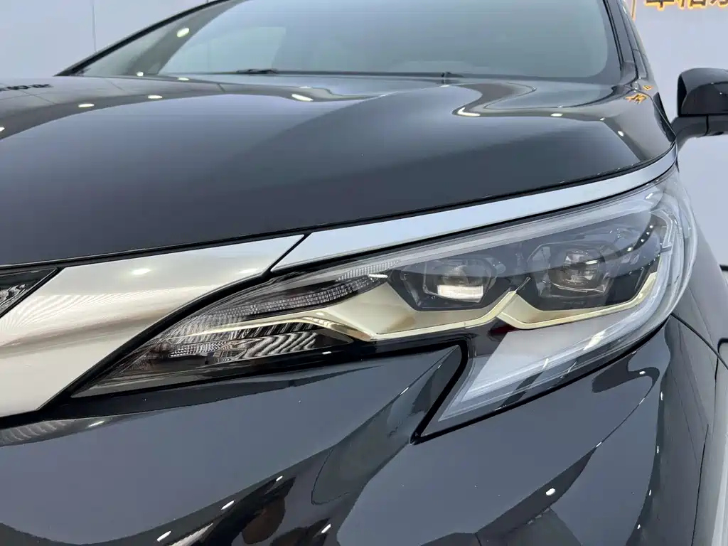 TOYOTA GRANVIA 2024