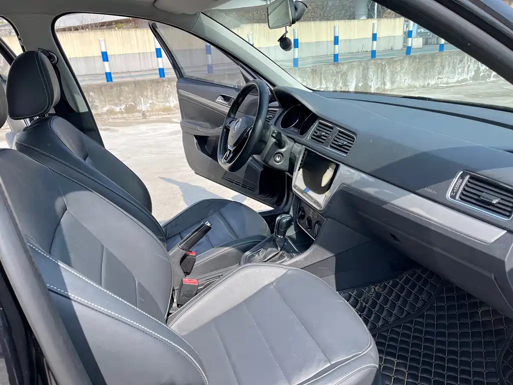 VOLKSWAGEN LAVIDA 2015