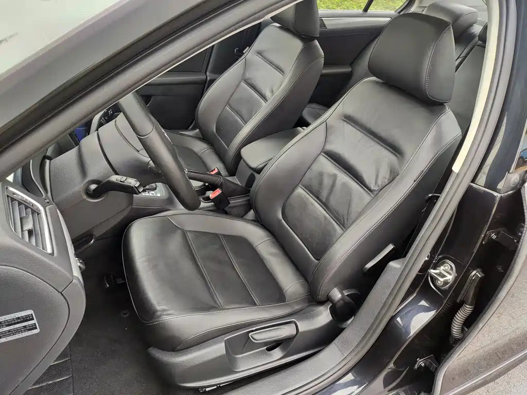 VOLKSWAGEN SAGITAR 2014