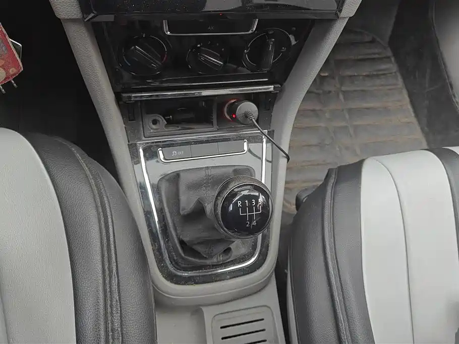 VOLKSWAGEN BORA 2015