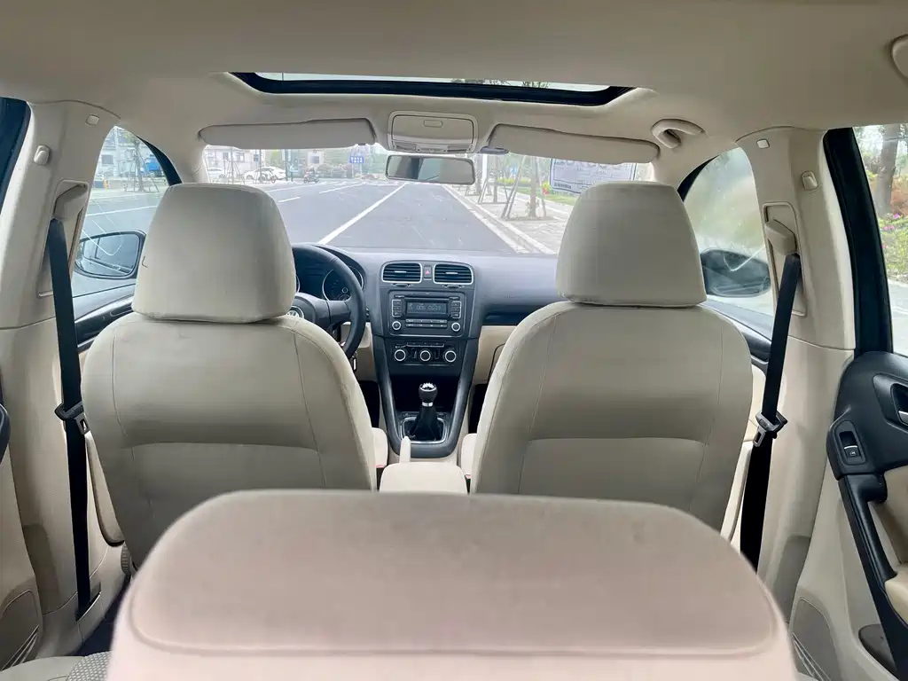 VOLKSWAGEN GOLF 2010